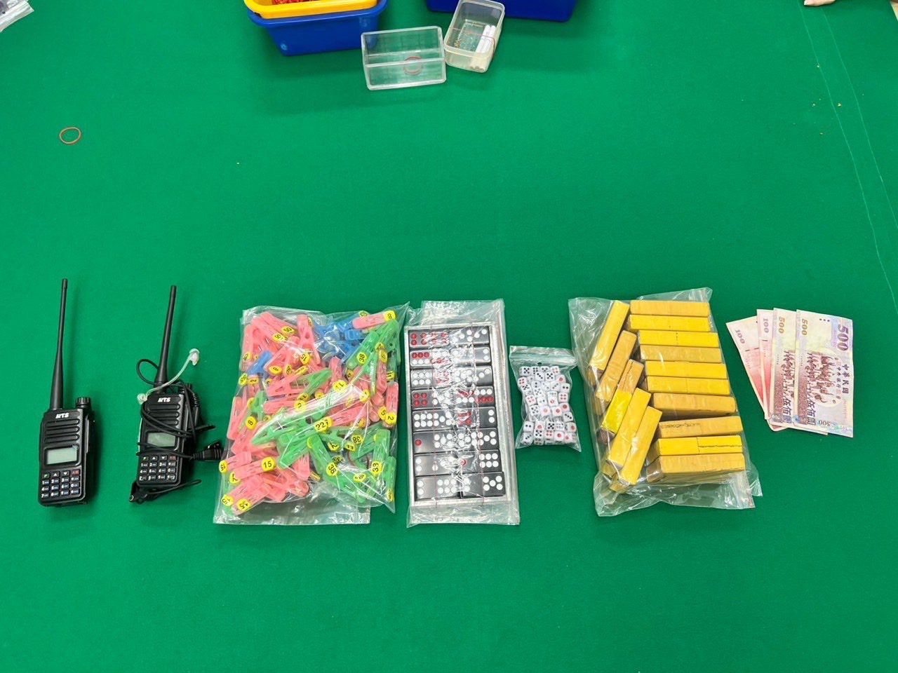 歸仁警破獲關廟天九牌賭場 破門一舉逮32人 歸仁警破獲關廟天九牌賭場 破門一舉逮32人