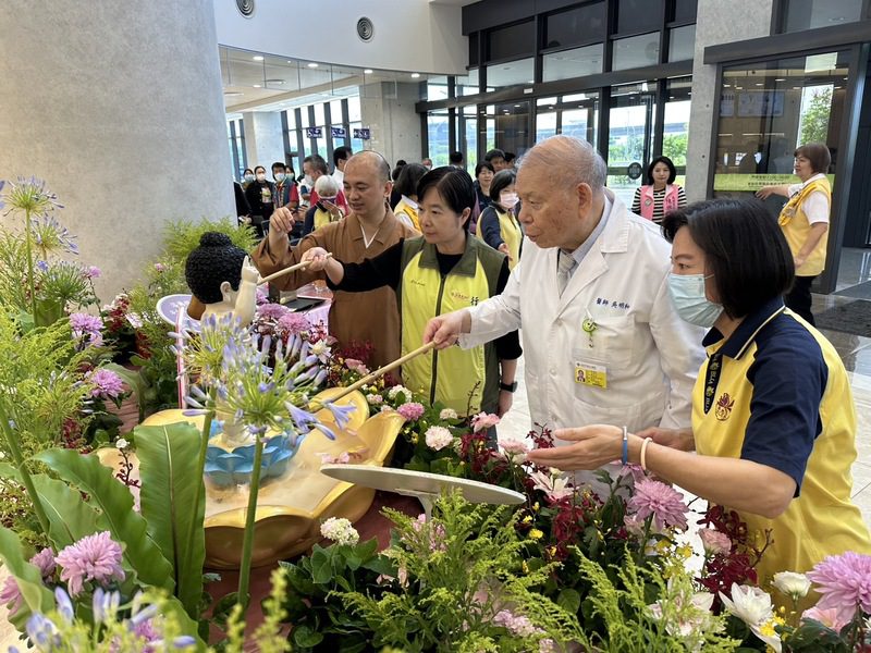 高雄秀傳紀念醫院佛誕節浴佛祈福活動 院長吳明和教授帶領同仁虔誠共沐佛恩