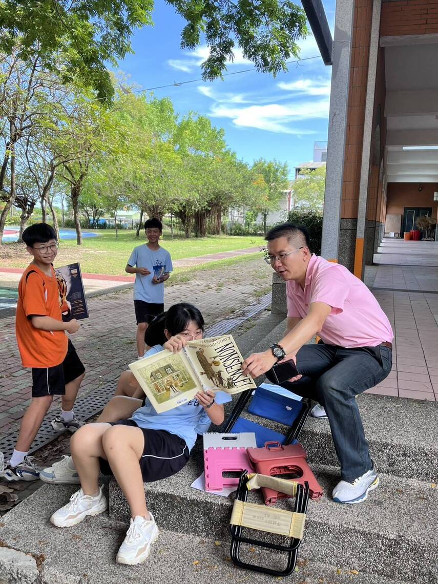 漾新聞|英語繪本竟是校長配音!一甲國中雙語創意超接地氣 漾新聞|英語繪本竟是校長配音!一甲國中雙語創意超接地氣