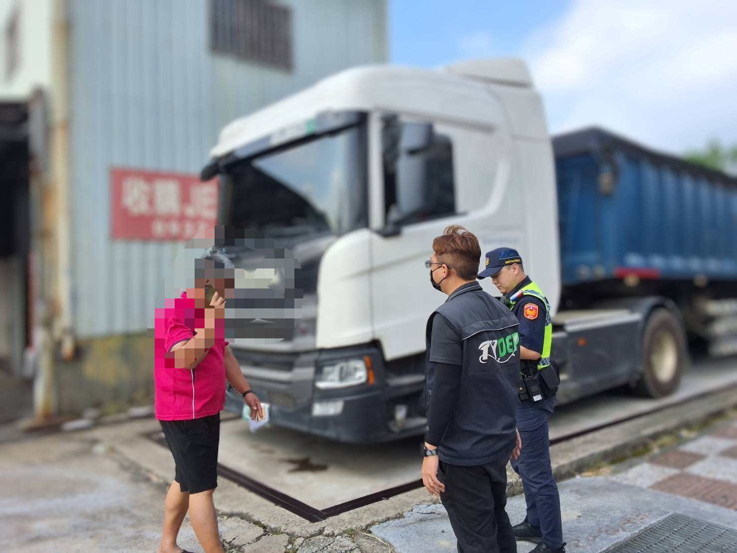 35噸砂石車非法載廢棄物未帶證明 桃市環保局扣車查辦 35噸砂石車非法載廢棄物未帶證明 桃市環保局扣車查辦