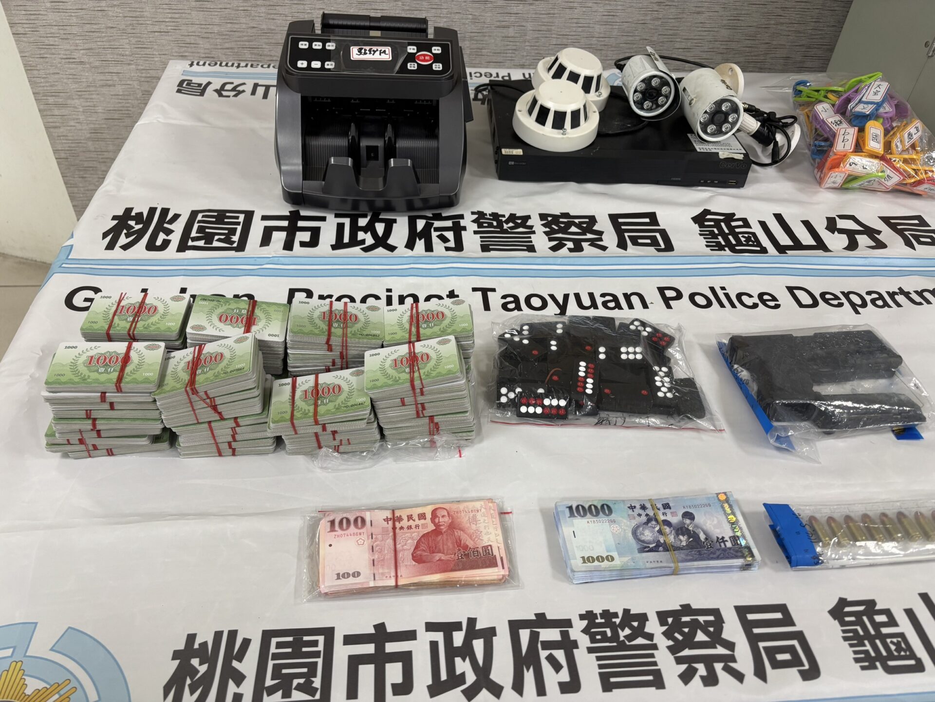 龜山撞球館暗藏天九牌賭場 警喬裝攻堅逮31人扣賭資6萬