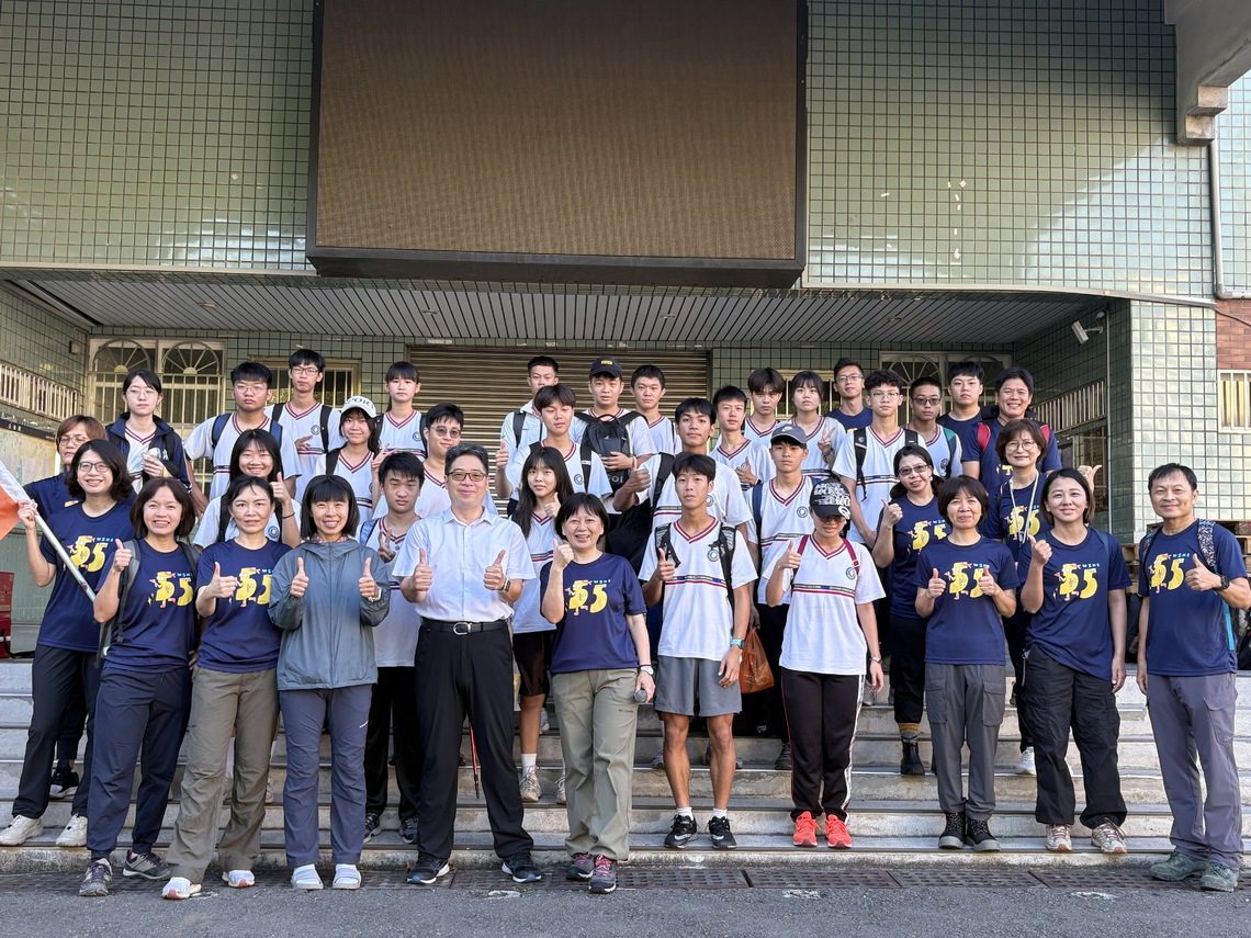 漾新聞|登旗尾山走入成人門　文山高中成年禮催淚開展