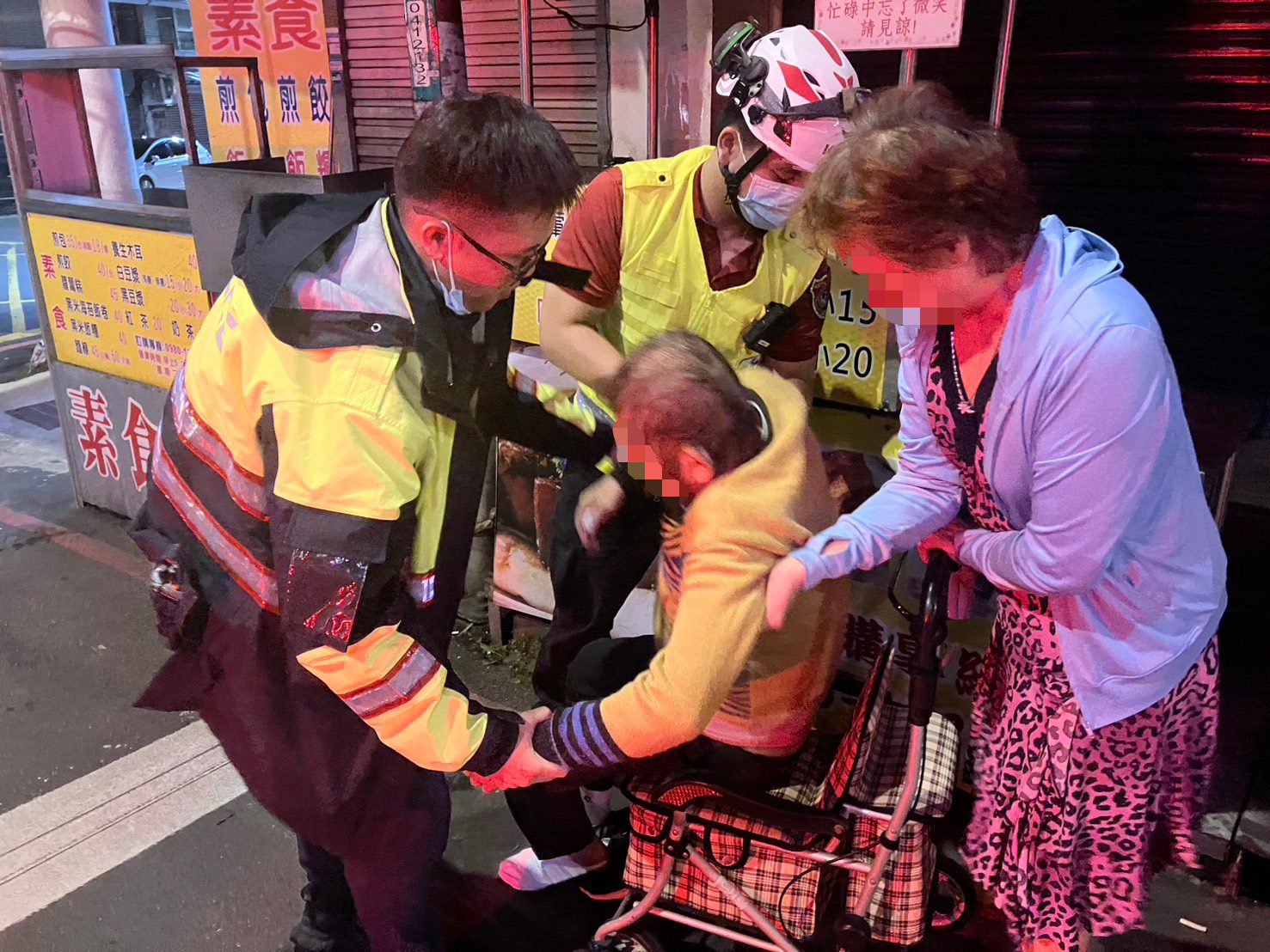 7旬老翁推車買早餐不慎跌倒 幸獲警救助平安返家 7旬老翁推車買早餐不慎跌倒 幸獲警救助平安返家