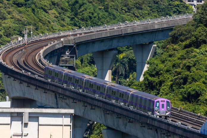 桃捷列車系統異常緊急停車 乘客錯愕:怎麼突然不動了? 桃捷列車系統異常緊急停車 乘客錯愕:怎麼突然不動了?