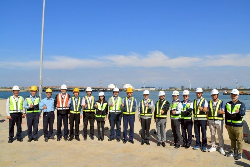 視察觀塘接收站及大潭電廠增建機組 卓揆:大幅增加電網穩定 逐步邁向低碳能源轉型目標 視察觀塘接收站及大潭電廠增建機組 卓揆:大幅增加電網穩定 逐步邁向低碳能源轉型目標