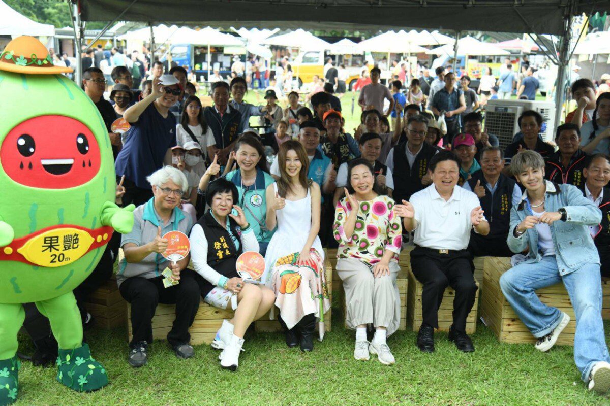 2025年花蓮西瓜嘉年華首日甜蜜登場 縣長徐榛蔚與熱情的鄉親遊客 嗨翻知卡宣 2025年花蓮西瓜嘉年華首日甜蜜登場 縣長徐榛蔚與熱情的鄉親遊客 嗨翻知卡宣