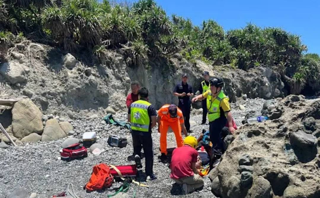 台東富岡國小校長張能發疑不慎落海搶救不治 教育界同感哀悼 台東富岡國小校長張能發疑不慎落海搶救不治 教育界同感哀悼