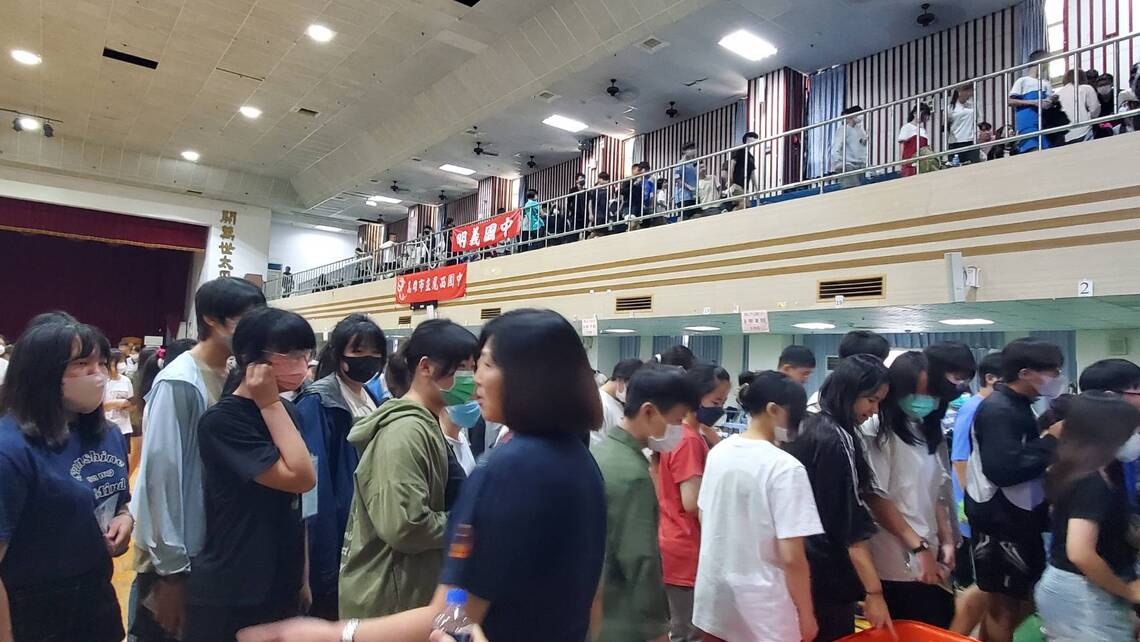 漾新聞|作文題倉鼠圖引發思辨 考生從「選擇」書寫人生態度 漾新聞|作文題倉鼠圖引發思辨 考生從「選擇」書寫人生態度