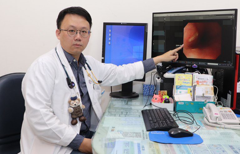 少女吃藥治療痘痘 仁愛長庚醫:竟造成罕見「藥物性食道炎」 少女吃藥治療痘痘 仁愛長庚醫:竟造成罕見「藥物性食道炎」