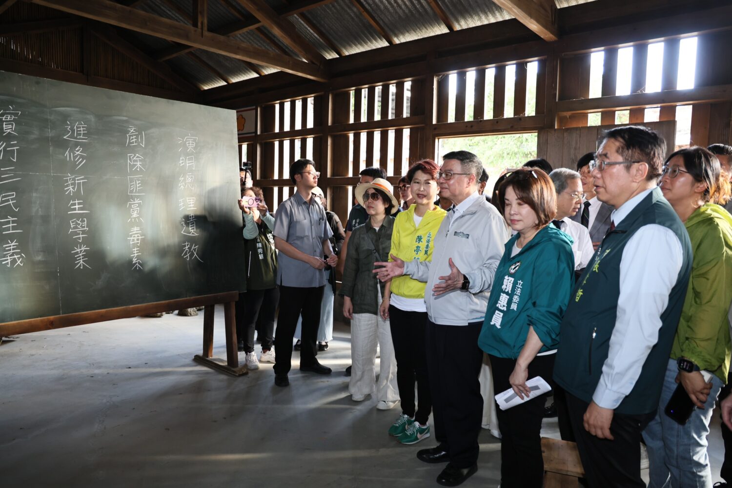 黃偉哲陪同行政院長卓榮泰視察岸內影視基地