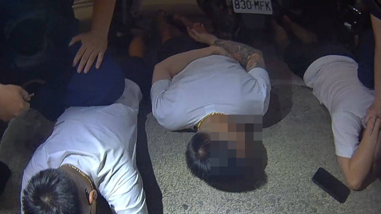 桃警出動近百名警力擴大臨檢 通緝犯藏毒因違停被盯上 桃警出動近百名警力擴大臨檢 通緝犯藏毒因違停被盯上