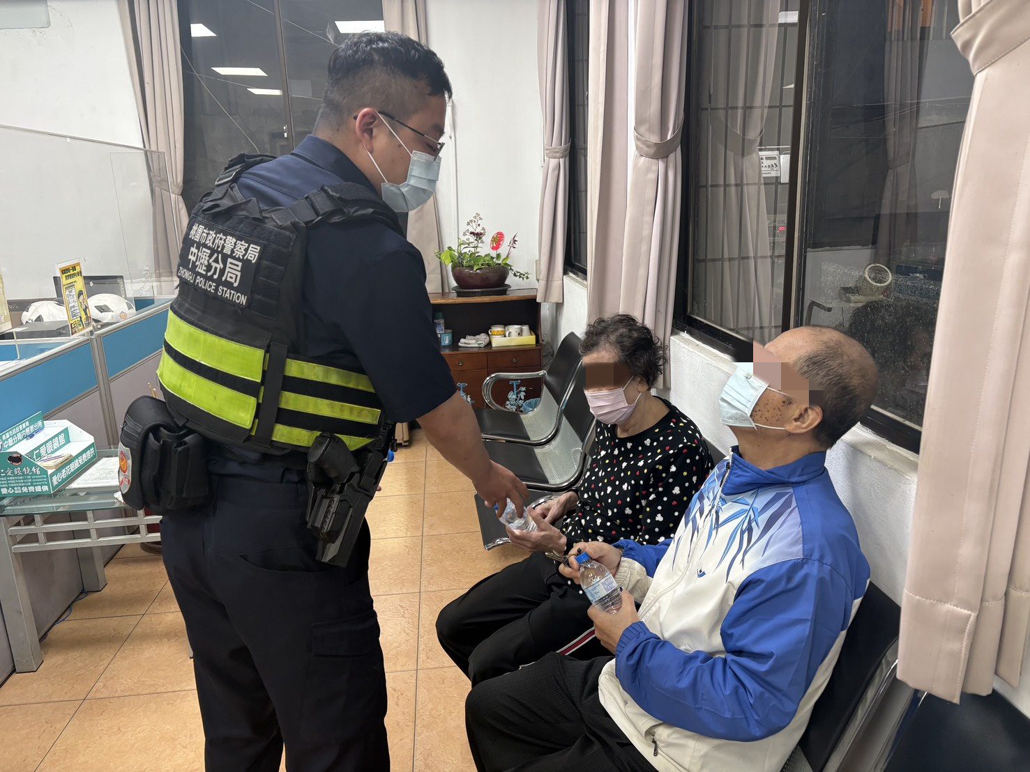 失智婦凌晨偷溜出門 老伴急向壢警求助 失智婦凌晨偷溜出門 老伴急向壢警求助