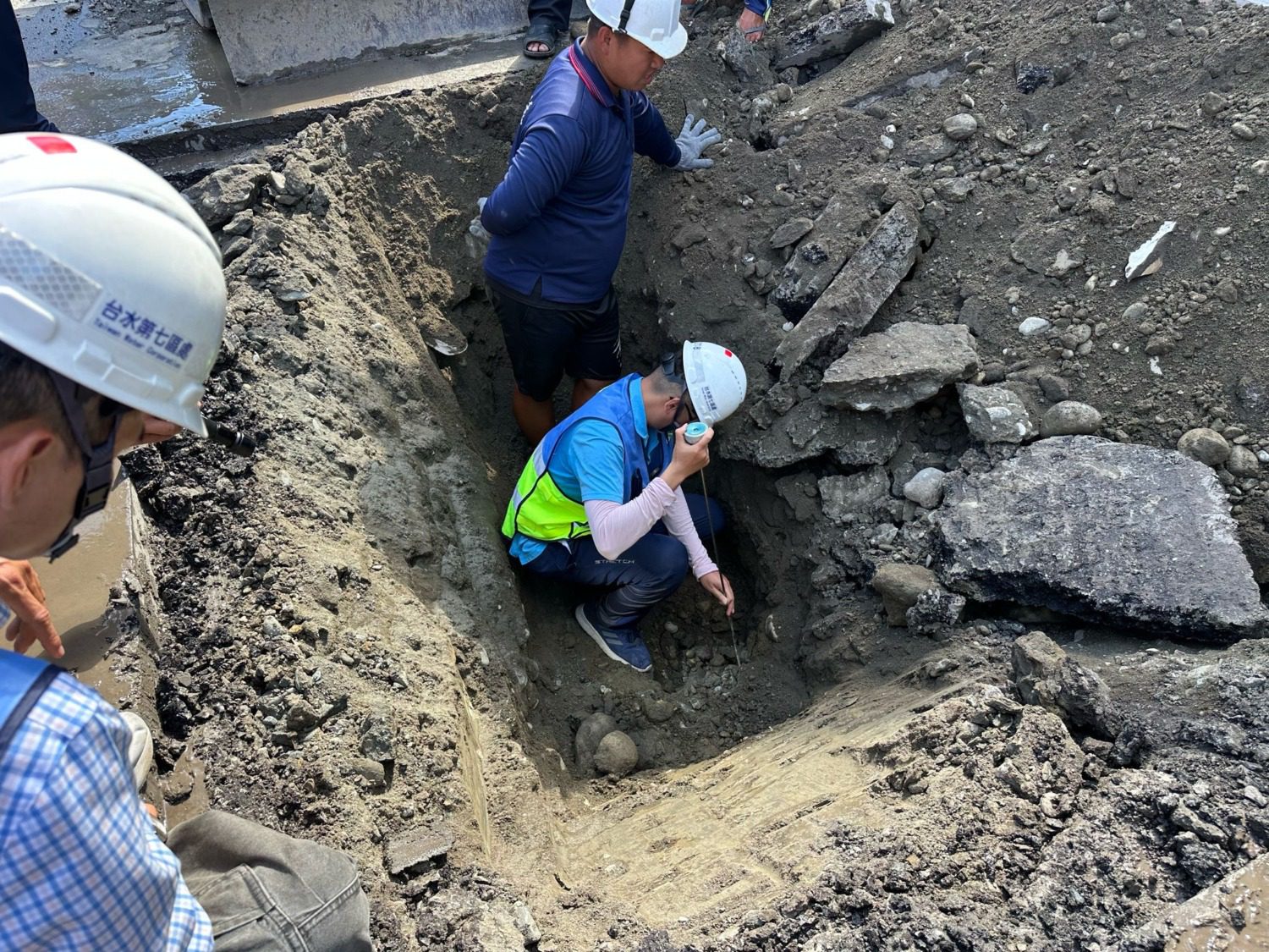 高雄鳳山五甲老舊管線破裂 2.3萬戶受影響