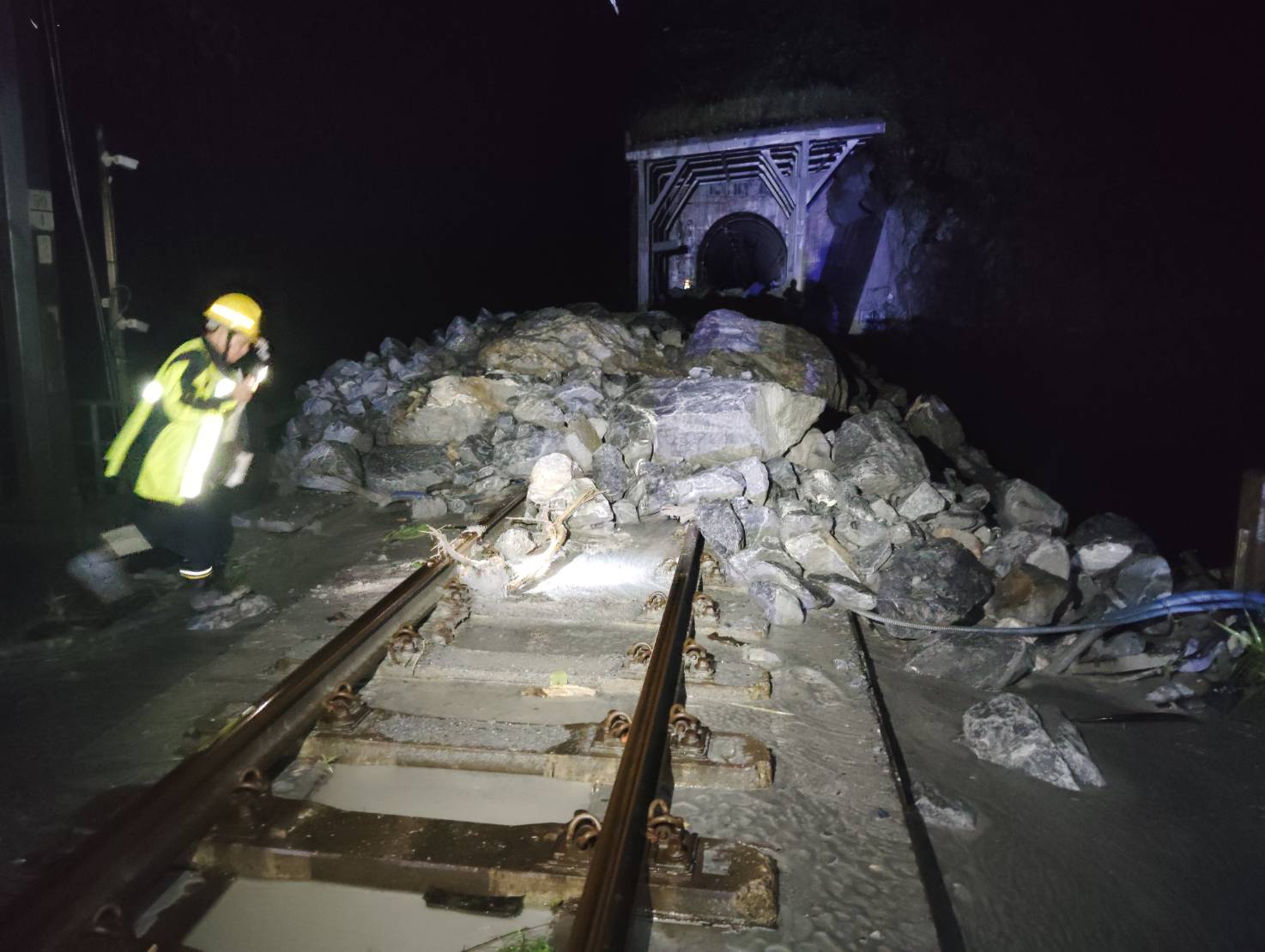 強降雨致台鐵北迴線雙向中斷　交通部協調陸海空疏運