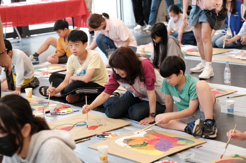 桃青志工隊出任務!攜手世界展望基金會「異想米羅」結合AR激發孩童藝術想像 桃青志工隊出任務!攜手世界展望基金會「異想米羅」結合AR激發孩童藝術想像