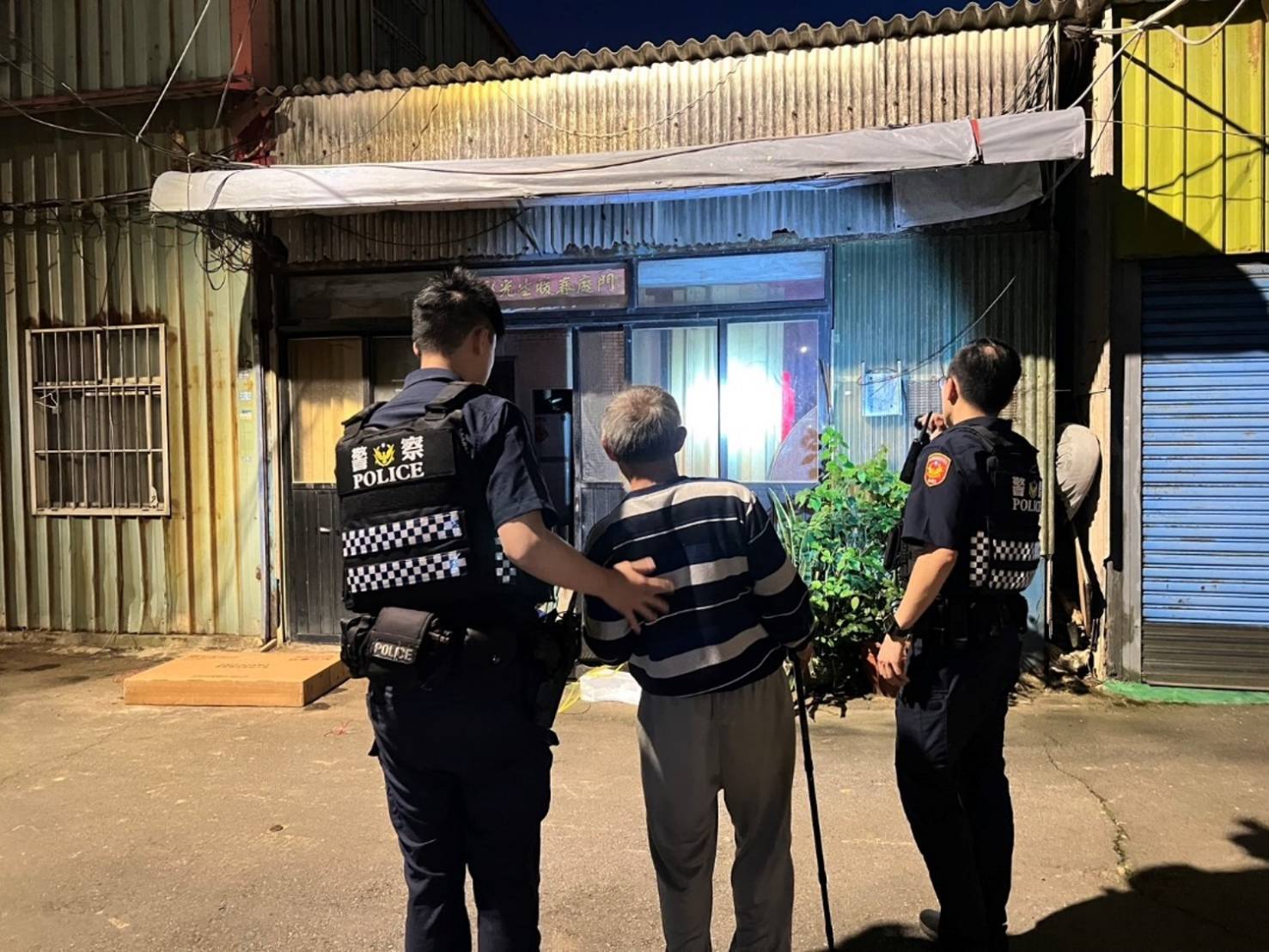 心酸!中風男出門散心卻體力不支倒地 大園暖警伸援 心酸!中風男出門散心卻體力不支倒地 大園暖警伸援