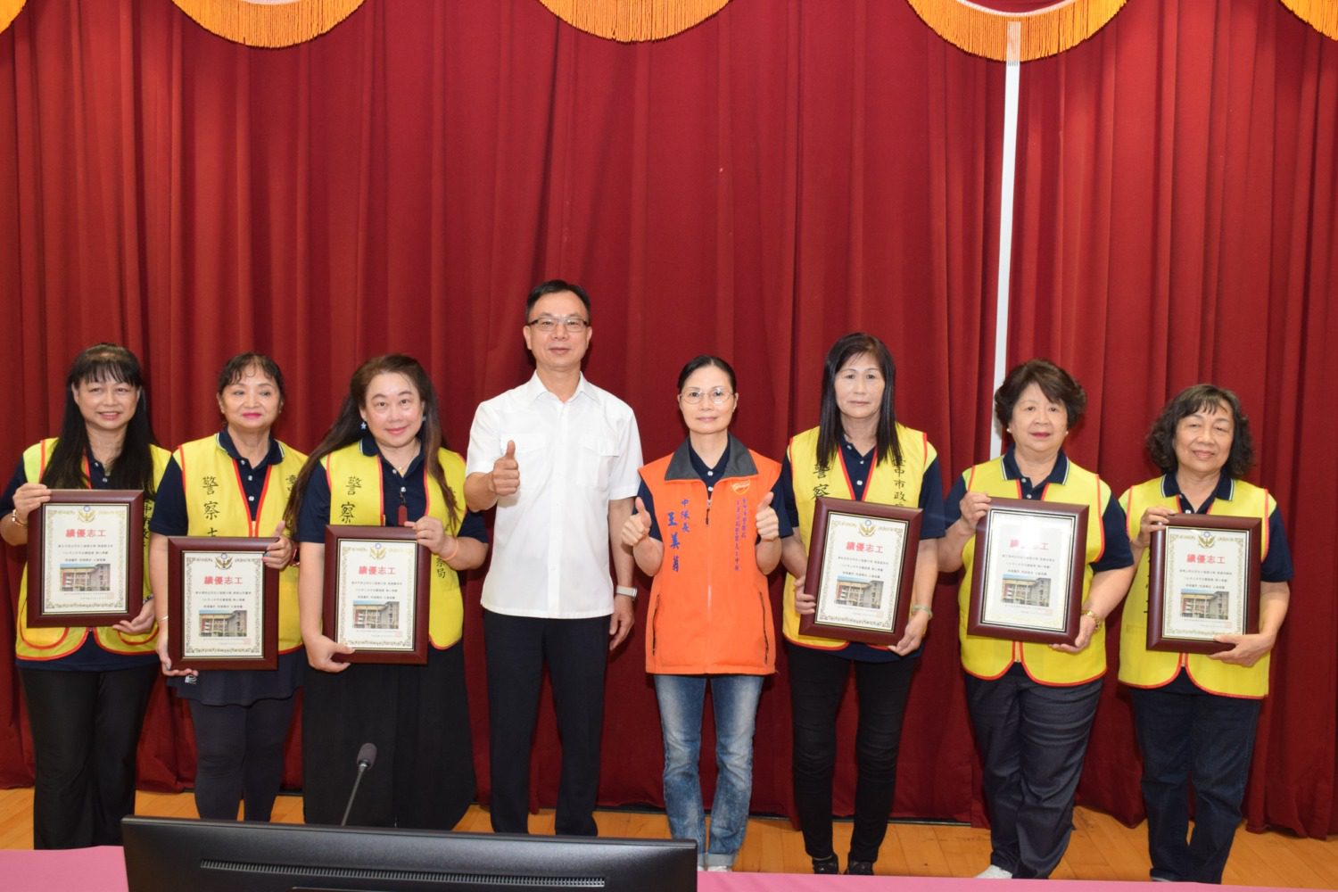 劉其賢表揚六名績優志工 感謝伙伴們無怨無悔付出 劉其賢表揚六名績優志工 感謝伙伴們無怨無悔付出