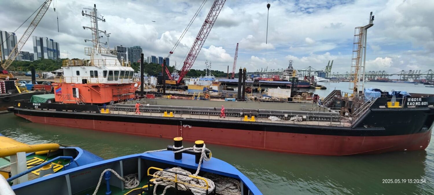 高雄港務分公司新購受泥船「高601號」 辦理命名暨下水典禮 高雄港務分公司新購受泥船「高601號」 辦理命名暨下水典禮