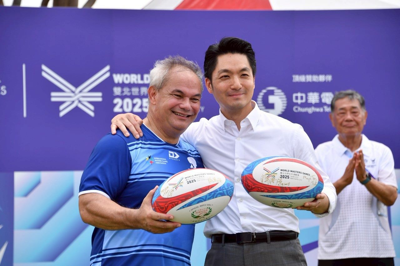 黃金海岸市長贈球衣 蔣萬安:世壯運橄欖球賽見證臺澳友誼 黃金海岸市長贈球衣 蔣萬安:世壯運橄欖球賽見證臺澳友誼