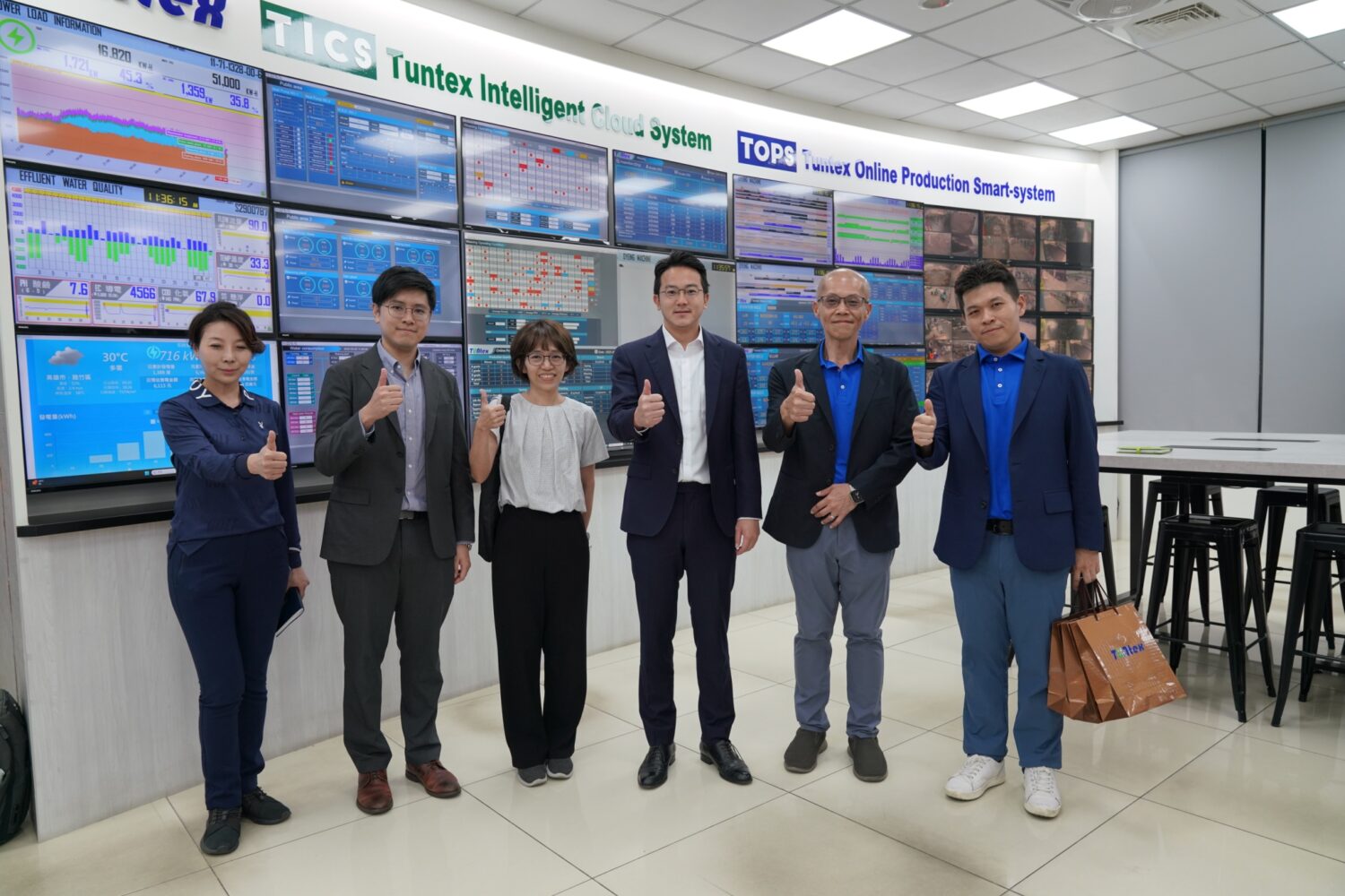 高市經發局長拜訪東豐紡織、台灣福興 推動傳產導入AI智慧方案應對全球關稅變局 高市經發局長拜訪東豐紡織、台灣福興 推動傳產導入AI智慧方案應對全球關稅變局