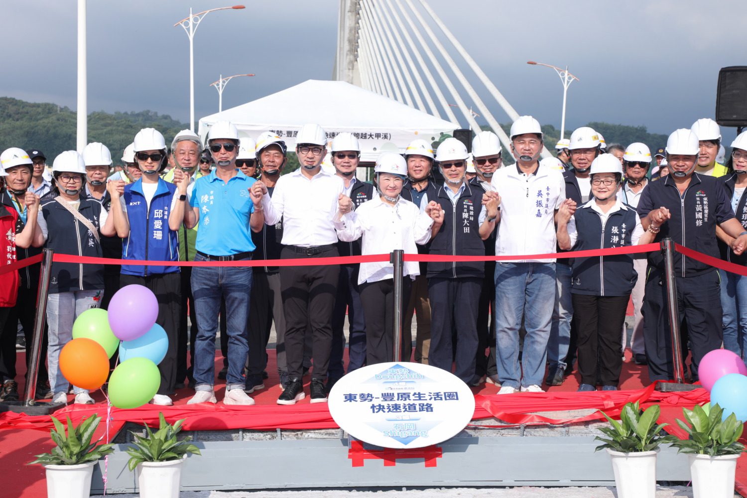 東豐快「鯉魚脊背橋」接合 縫合山城交通命脈明年通車 東豐快「鯉魚脊背橋」接合 縫合山城交通命脈明年通車