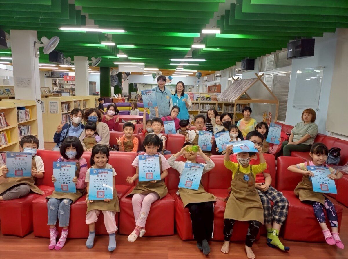 花市圖「小小館員體驗活動」 市長鼓勵孩子們快樂學習 花市圖「小小館員體驗活動」 市長鼓勵孩子們快樂學習