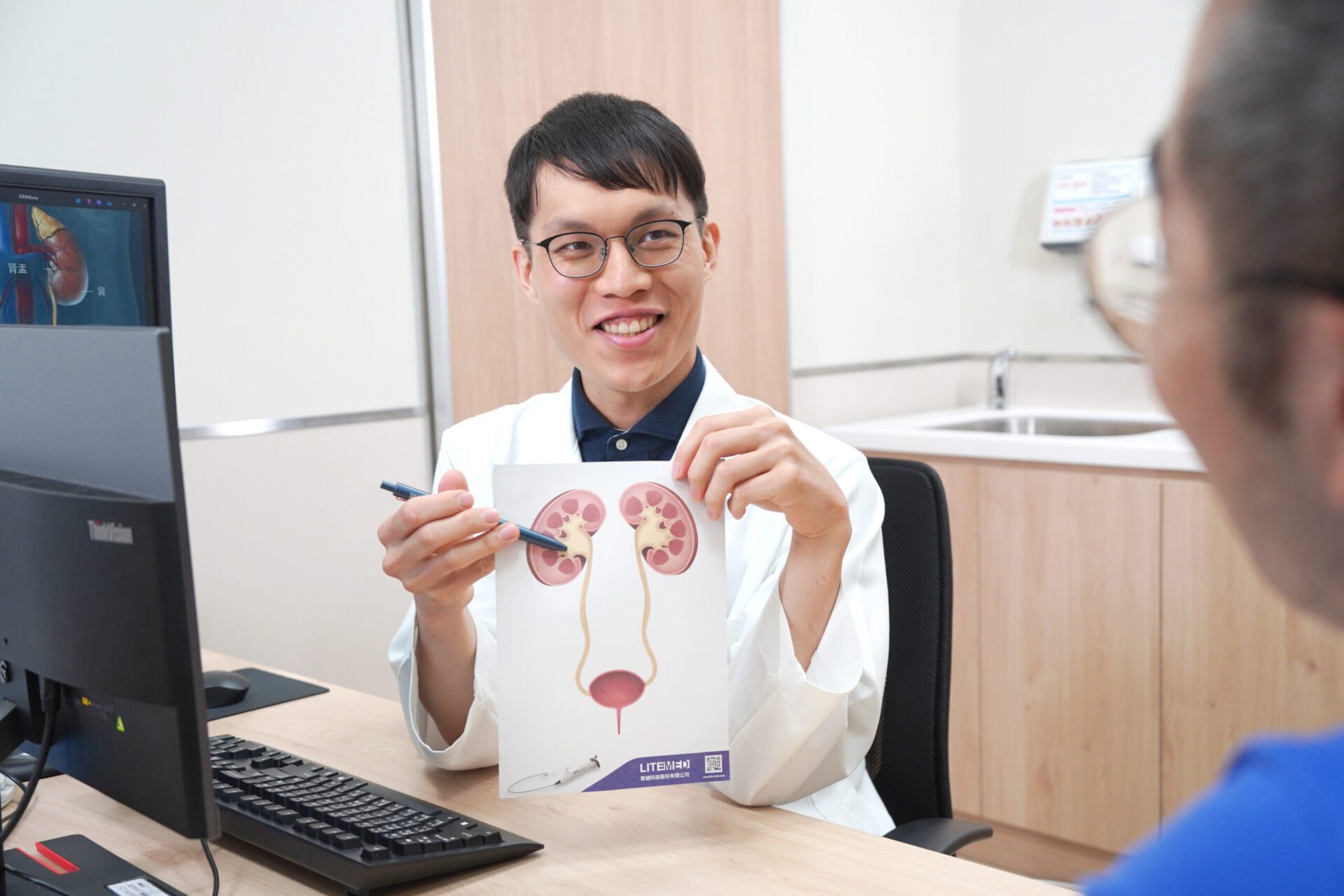 不是閃到腰！男腰痛求醫檢查 驚見1.5公分結石