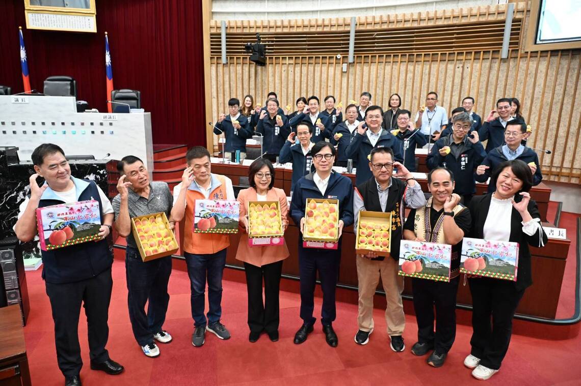 漾新聞|高山水蜜桃飄香議會 康裕成陳其邁合體挺農民 漾新聞|高山水蜜桃飄香議會 康裕成陳其邁合體挺農民