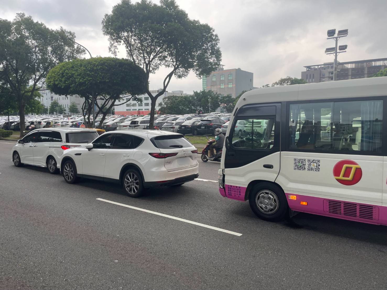 64歲男開中巴追撞 2小客車遭波及