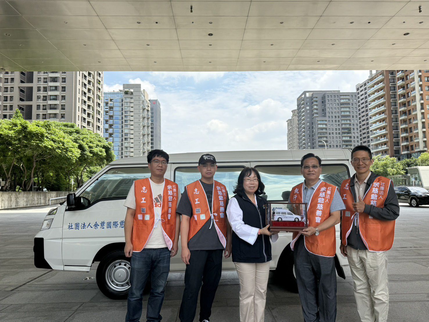 公益從我做起! 余慈爺慈善會捐贈中市府復康巴士 公益從我做起! 余慈爺慈善會捐贈中市府復康巴士