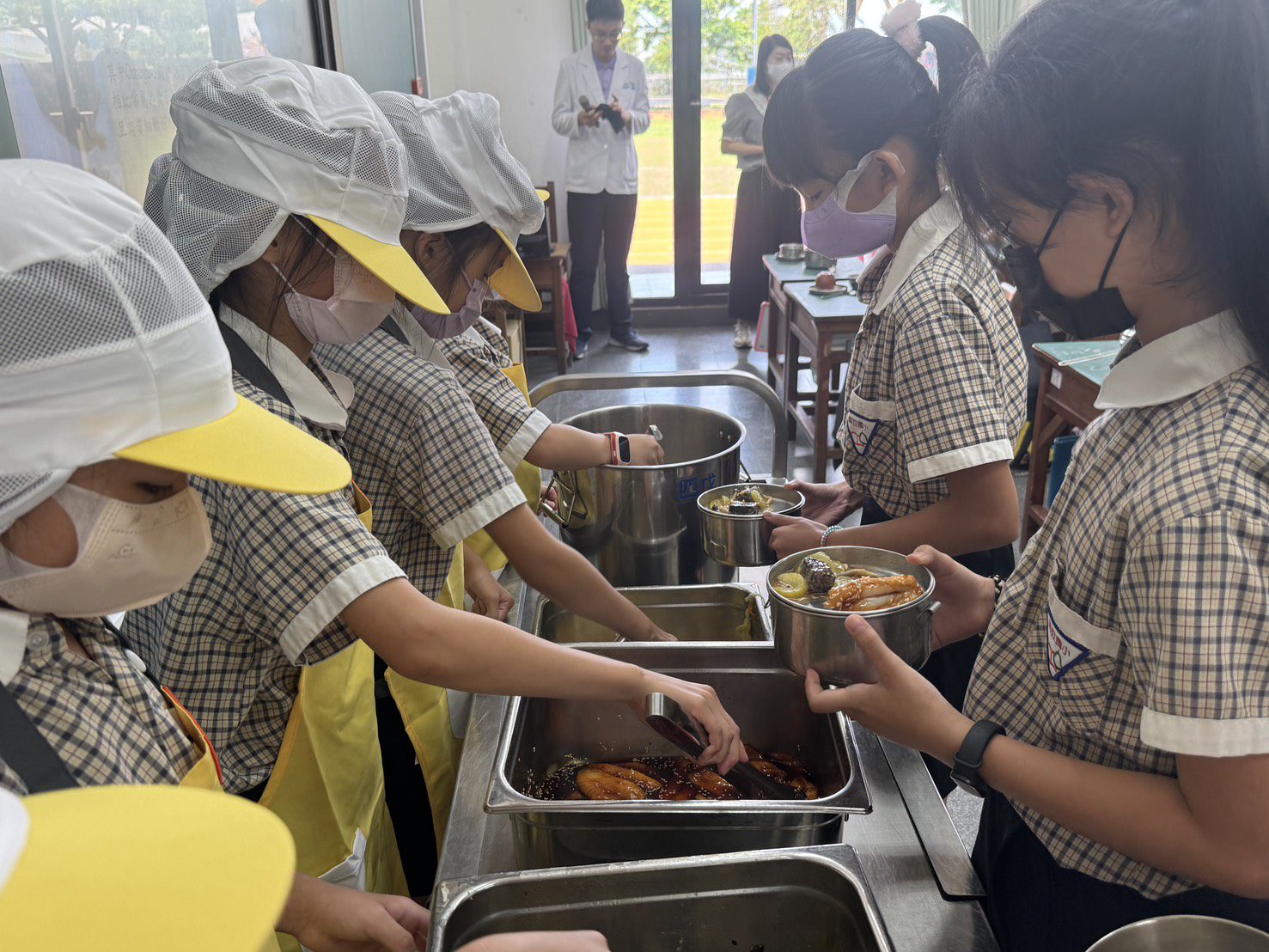 推廣臺南在地臺灣鯛 黃偉哲與學童一起共進午餐 大讚營養又美味! 推廣臺南在地臺灣鯛 黃偉哲與學童一起共進午餐 大讚營養又美味!
