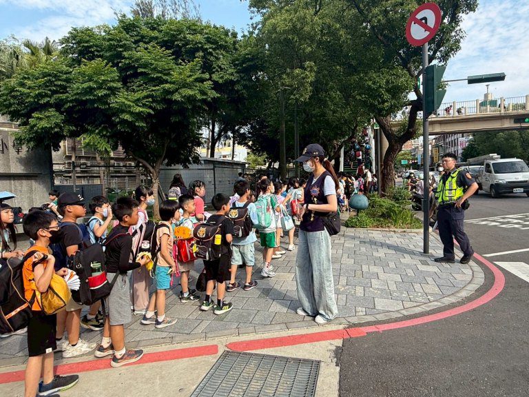 守護學童安全 竹市警加強各小學周邊護童勤務 守護學童安全 竹市警加強各小學周邊護童勤務