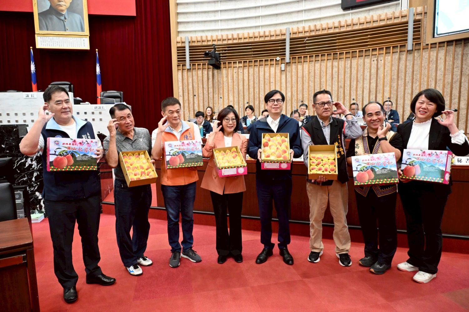 府會攜手挺農!那瑪夏水蜜桃產季限定展售會 陳其邁、康裕成等人齊推廣 府會攜手挺農!那瑪夏水蜜桃產季限定展售會 陳其邁、康裕成等人齊推廣