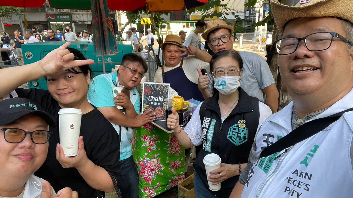 挺柯到底!身障小販阿偉賣飲料捐所得打官司 感動眾人:白色不只是顏色 是信念 挺柯到底!身障小販阿偉賣飲料捐所得打官司 感動眾人:白色不只是顏色 是信念
