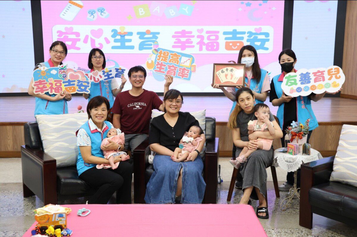 游淑貞鄉長陪新生兒留下人生首印吉安鄉加碼生育金再贈祝福禮 游淑貞鄉長陪新生兒留下人生首印吉安鄉加碼生育金再贈祝福禮