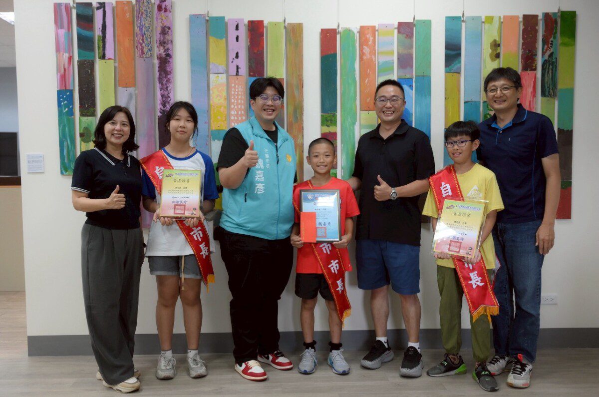 中原國小新任自治市小市長 魏嘉彥頒發當選證書