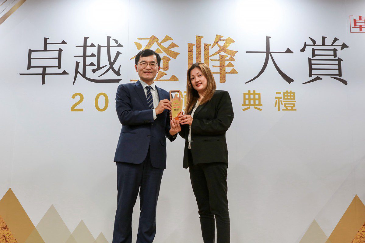 穩穩信用受經濟部次長何晉滄頒發2025卓越登峰客戶信賴獎 穩穩信用受經濟部次長何晉滄頒發2025卓越登峰客戶信賴獎