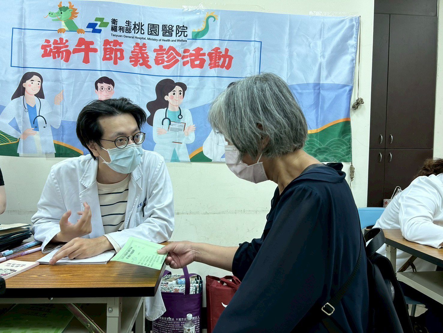 桃園醫院前進朝陽公園義診 衛教講座獲熱烈回響 桃園醫院前進朝陽公園義診 衛教講座獲熱烈回響