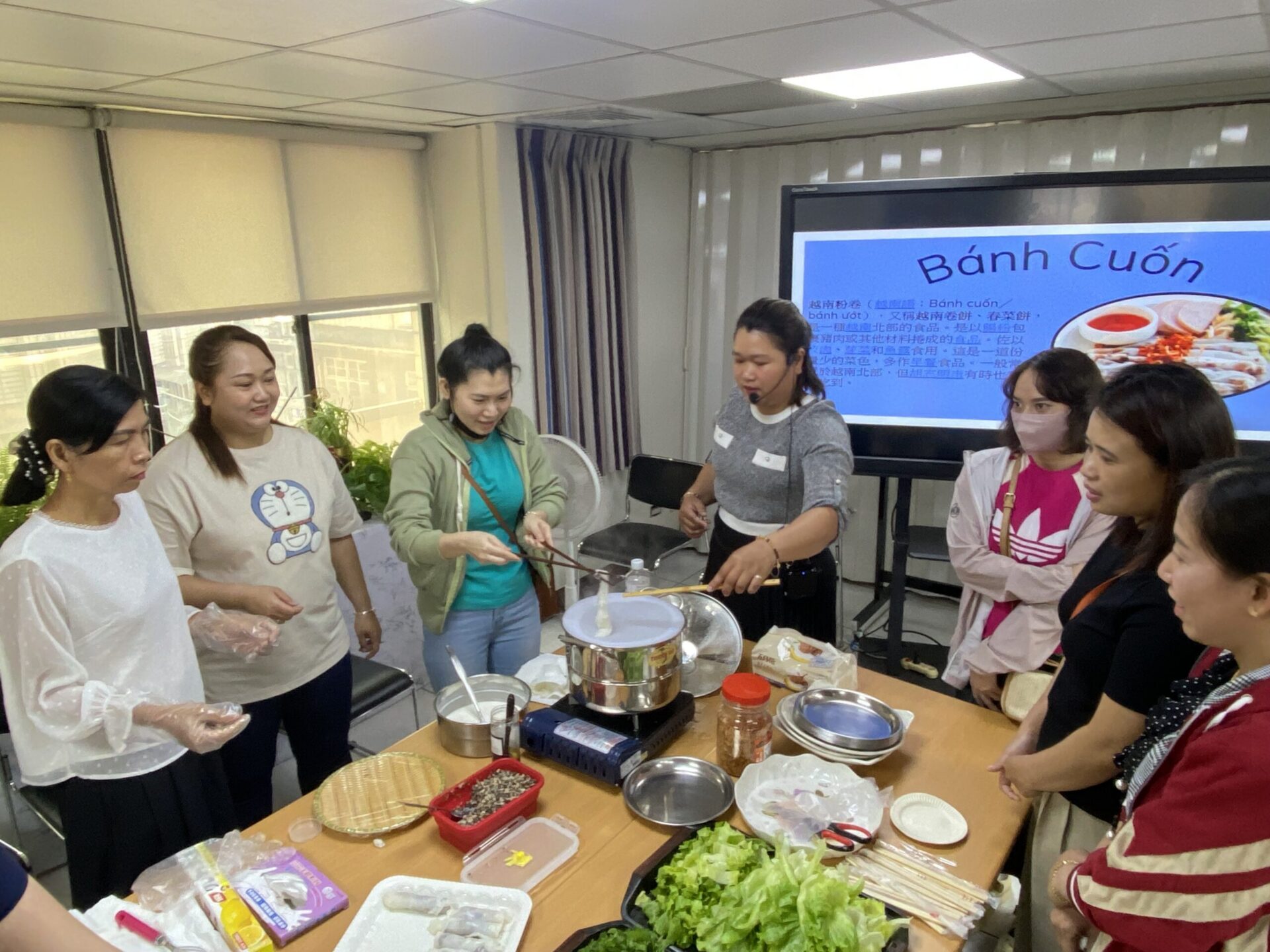 移民署桃園站邀新住民製作越南粉捲 宣導非洲豬瘟防範觀念