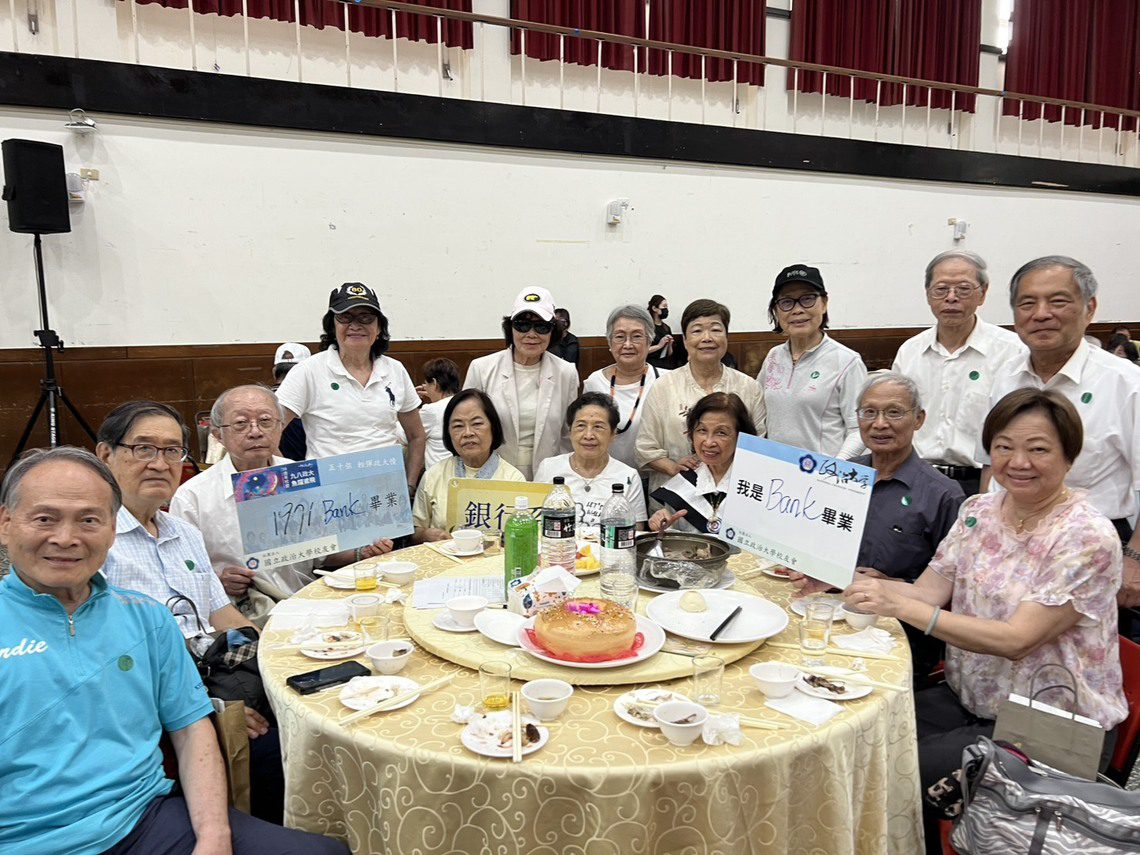 漾新聞|政大校友穿學士袍重返青春現場 漾新聞|政大校友穿學士袍重返青春現場