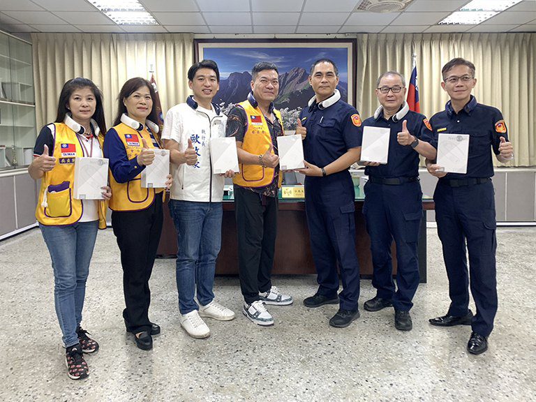 寶麗集團攜手曾培雅執行長歐政豪　捐贈涼扇關懷員警