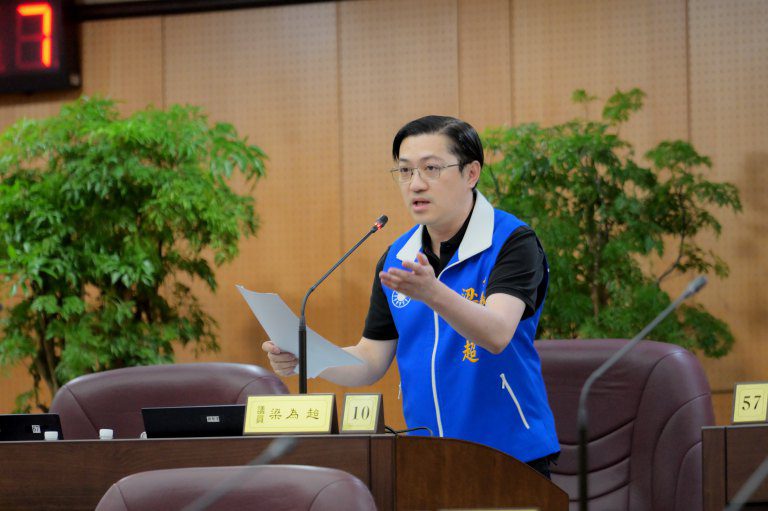 龍慈路人本道路拓寬人行道 市議員梁為超:規劃不當反增交通風險! 龍慈路人本道路拓寬人行道 市議員梁為超:規劃不當反增交通風險!