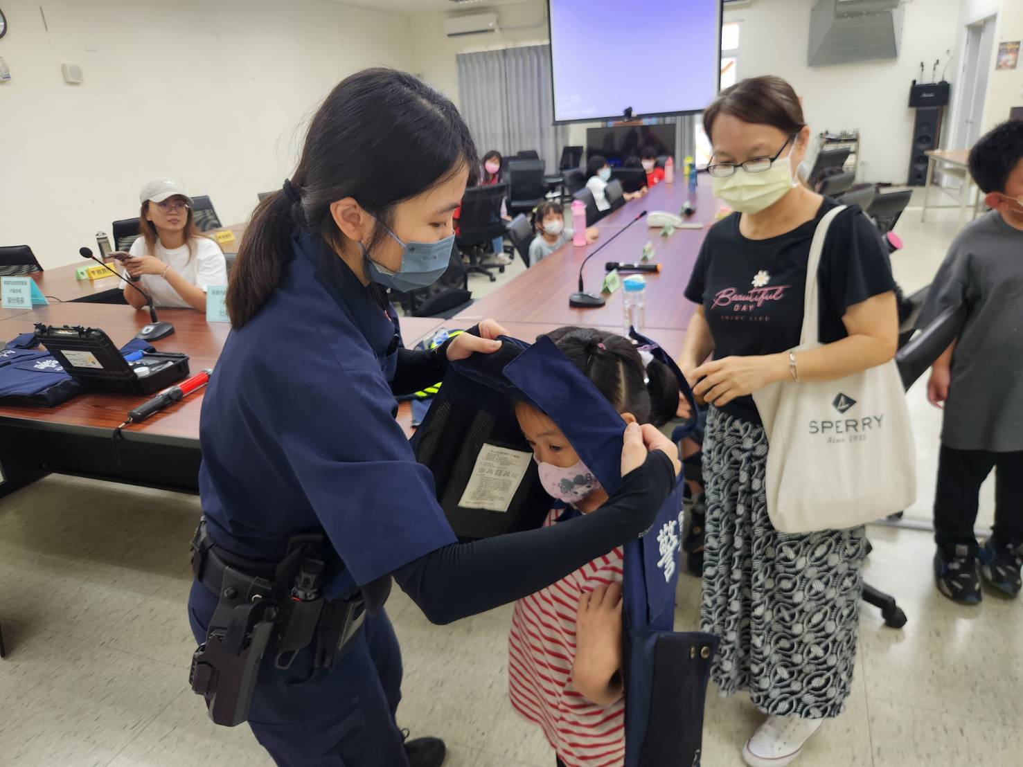 六龜警分局迎國小生參訪認識警察工作日常