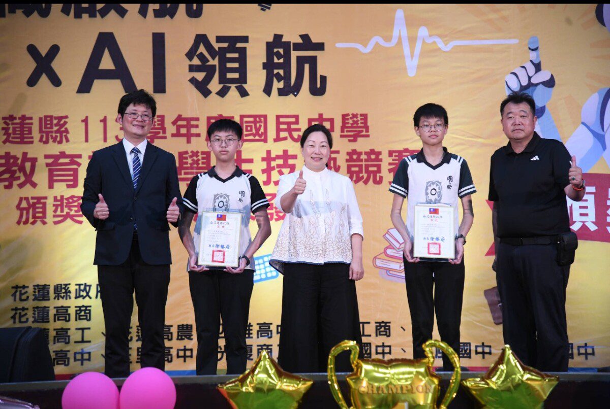 113學年度國中技藝教育課程學生技藝競賽成果發表縣長徐榛蔚親頒獎狀 鼓勵學生展現自我 113學年度國中技藝教育課程學生技藝競賽成果發表縣長徐榛蔚親頒獎狀 鼓勵學生展現自我