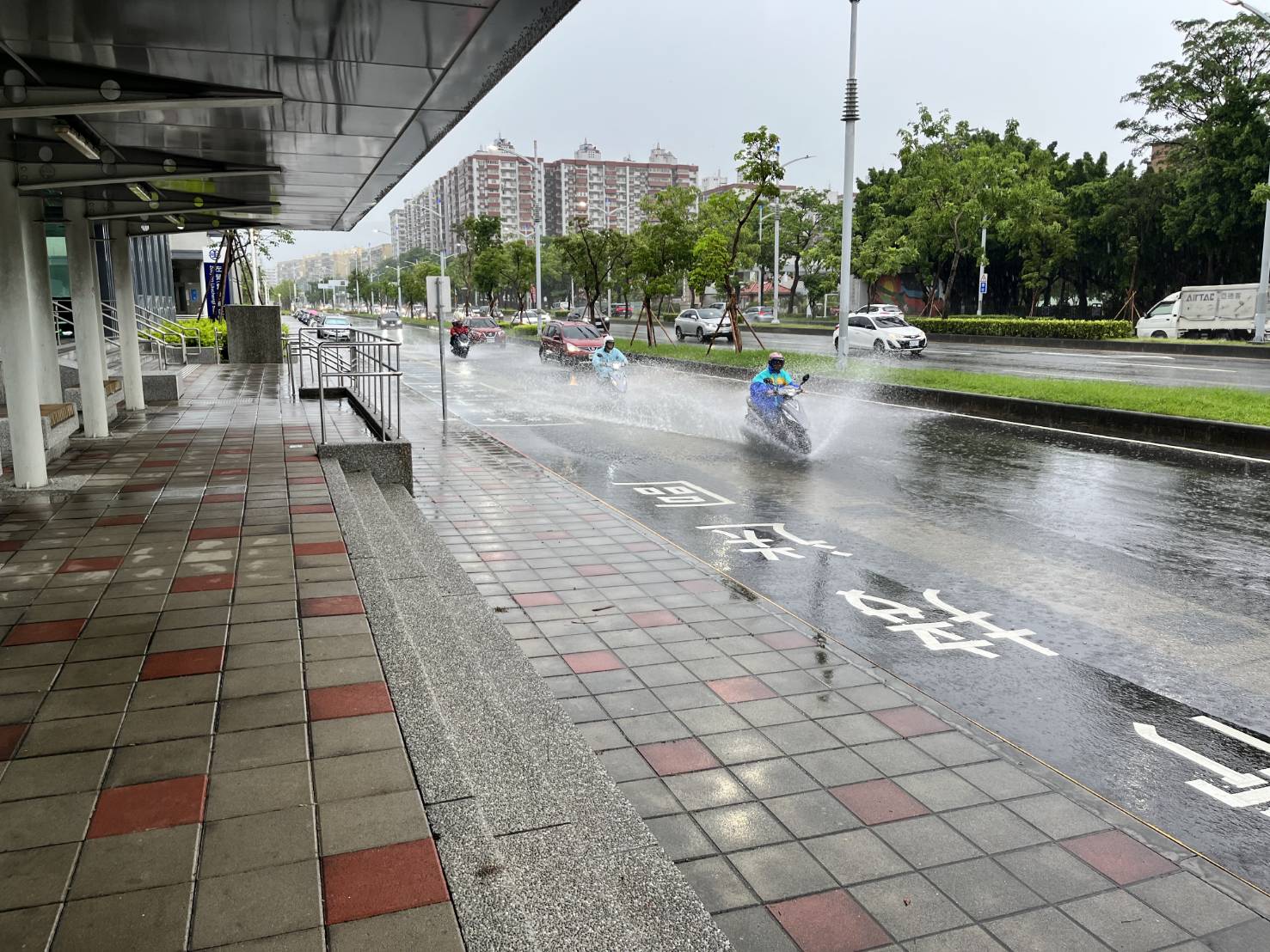 臺鐵左營舊城站前側溝整建動工 從此告別淹水 臺鐵左營舊城站前側溝整建動工 從此告別淹水