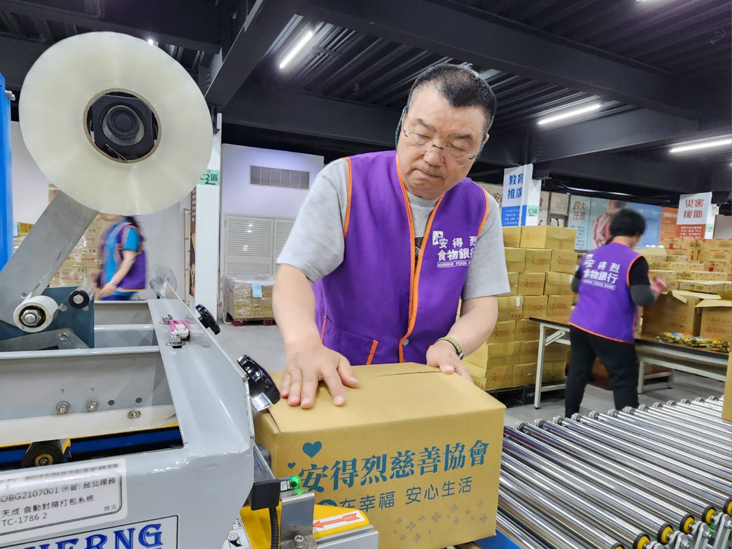 安得烈慈善協會志工包裝1200食物箱 為汛期做準備 安得烈慈善協會志工包裝1200食物箱 為汛期做準備