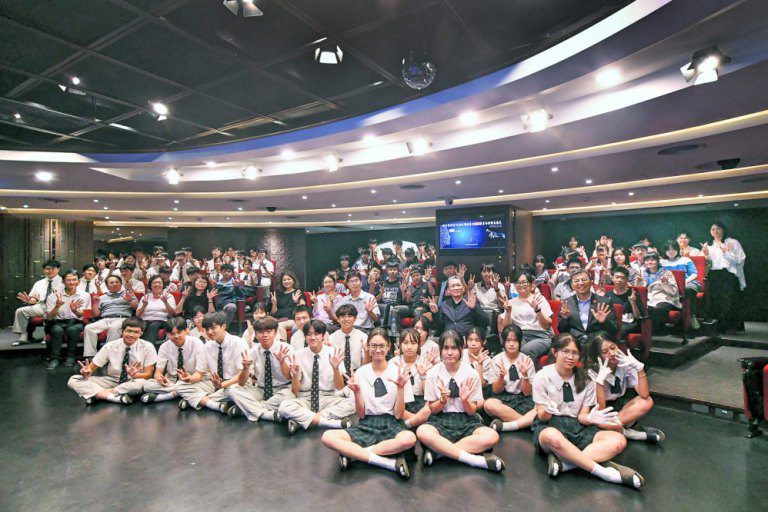 兩個校長一個念想 鳳岡國中聯手忠信學校跨校合作扎根科技及培養品德 兩個校長一個念想 鳳岡國中聯手忠信學校跨校合作扎根科技及培養品德