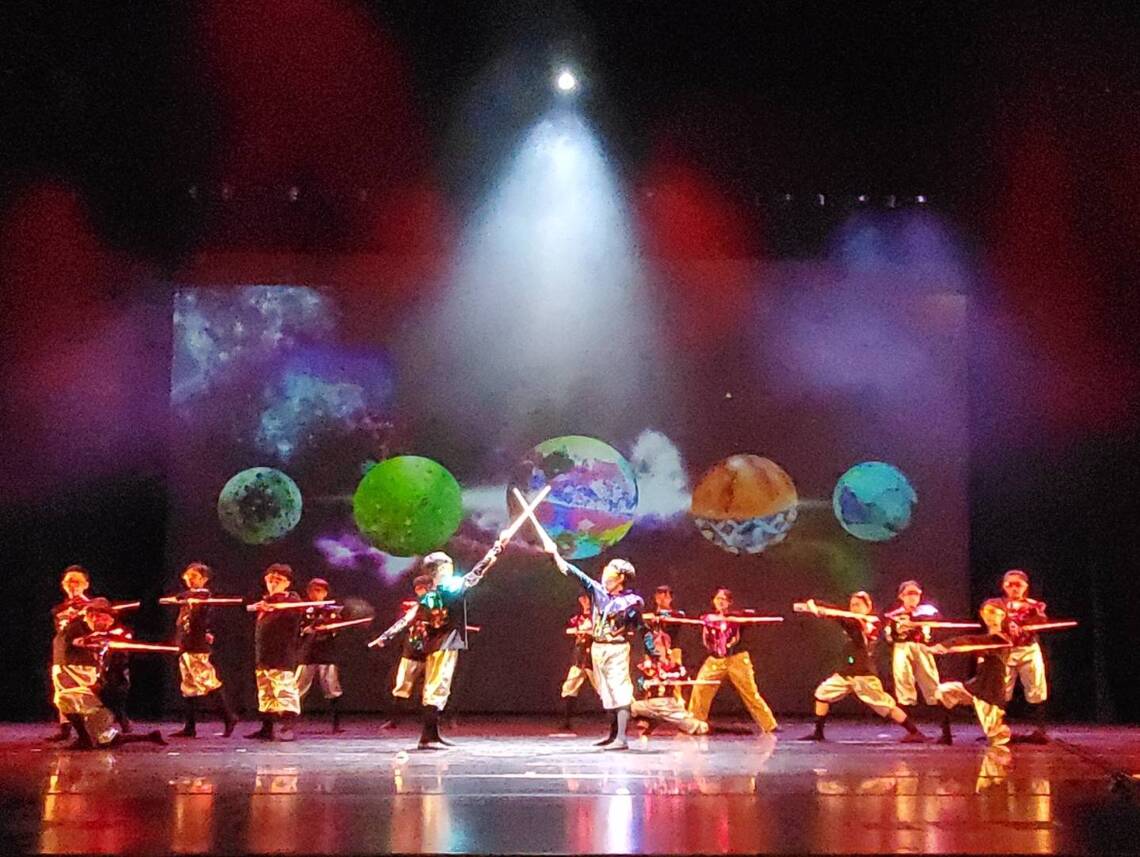 漾新聞|華藝附小生飆英語用戲劇聊科技 AI劇碼《機器人日記》反思人類五感 漾新聞|華藝附小生飆英語用戲劇聊科技 AI劇碼《機器人日記》反思人類五感