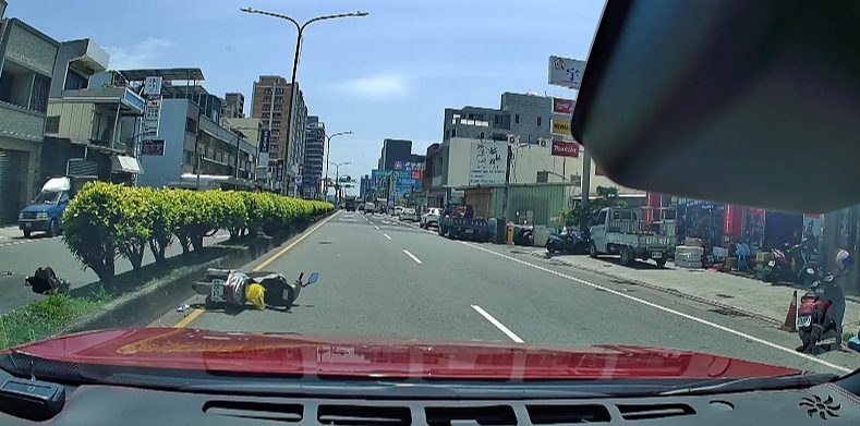 【有片】驚險!疑身體不適衝撞分隔島 男騎士噴飛對向車道 【有片】驚險!疑身體不適衝撞分隔島 男騎士噴飛對向車道
