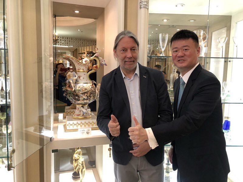 麥森瓷器大師馬第斯‧修茲大立百貨當場獻藝 分享他對瓷藝永無止盡的愛